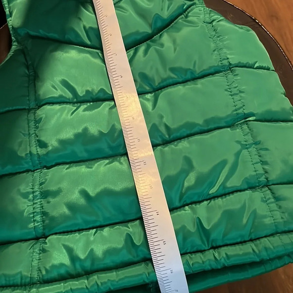 Old Navy Girls Green Puffer Vest.  Size Small - Picture 10 of 10